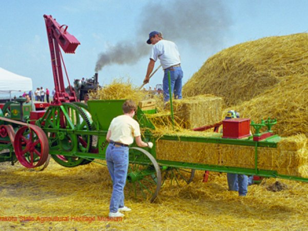 1915 John Deere Dain Hay Press