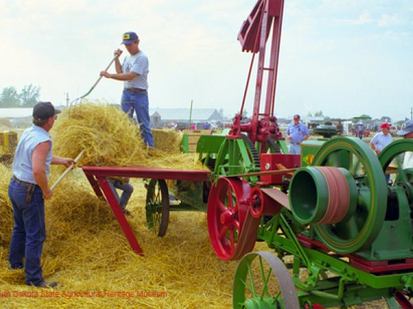 1915 John Deere Dain Hay Press