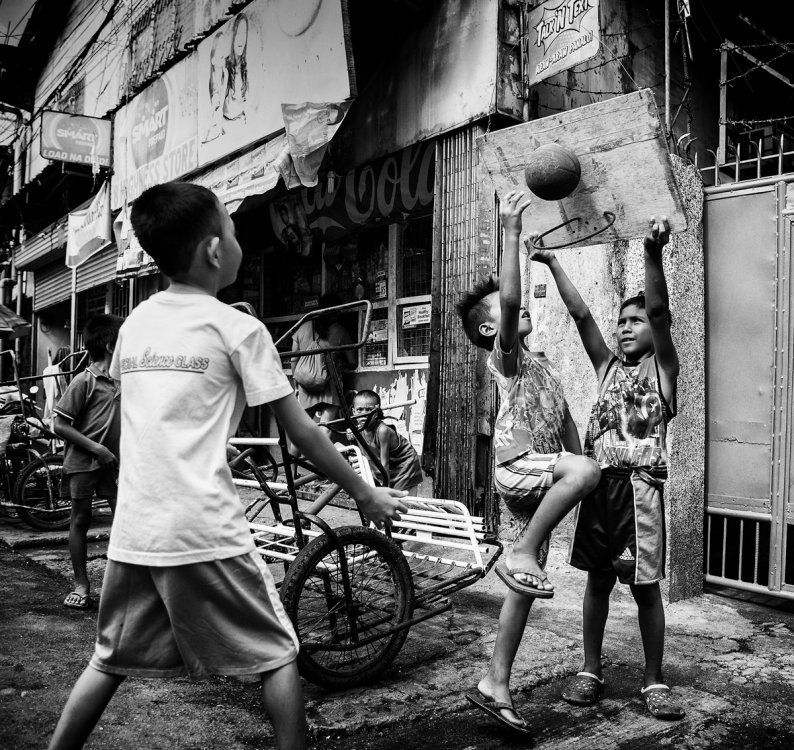 Jerry Rawlings, You be the hoop, I'll be the ball, 2017, photography