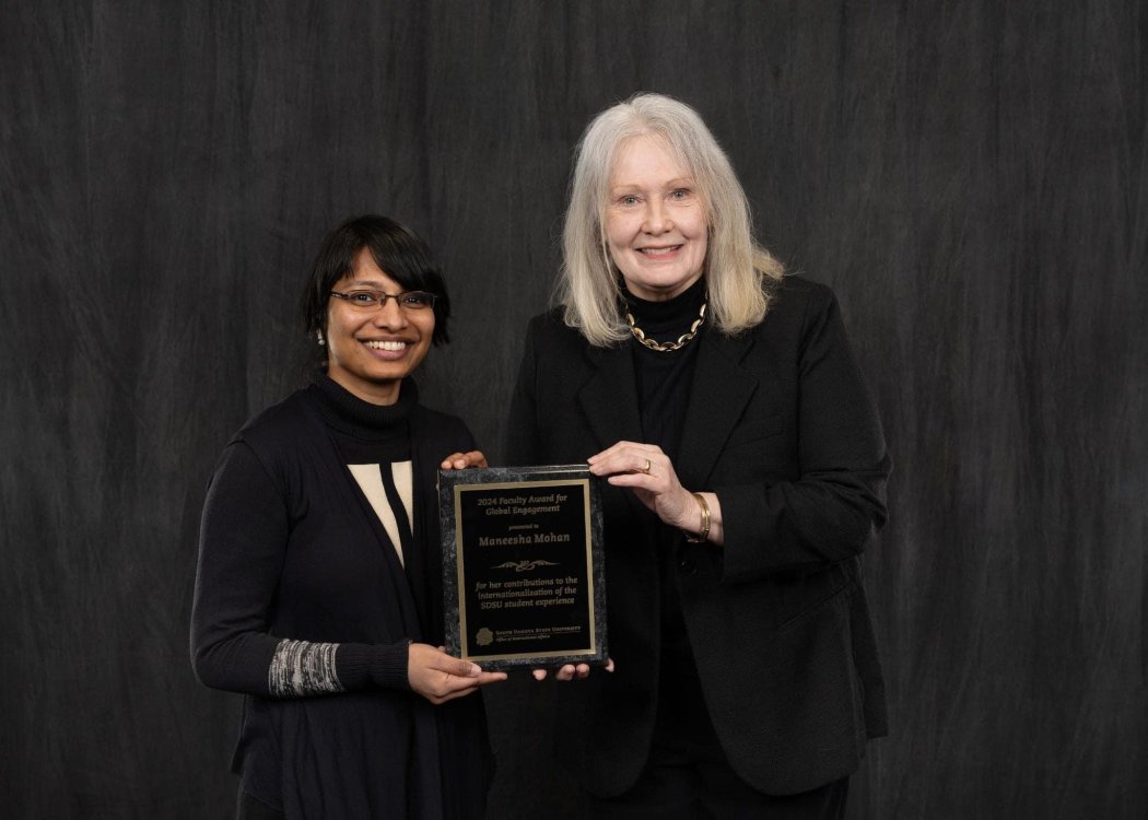 Dr Maneesha Mohan receiving an award.